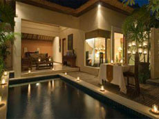 ライトアップされたプール