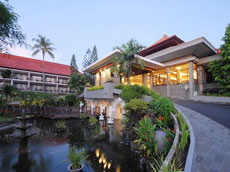 ホテル　フロント前