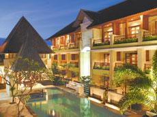 夜のホテル外観