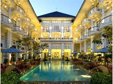 プールを囲む客室