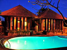 夜のプールヴィラ