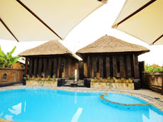 昼のプールヴィラ