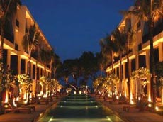 ジ オアシス 夜のスイミングプール