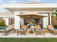 プールラウンジ