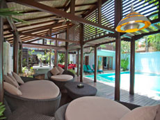 プールラウンジ