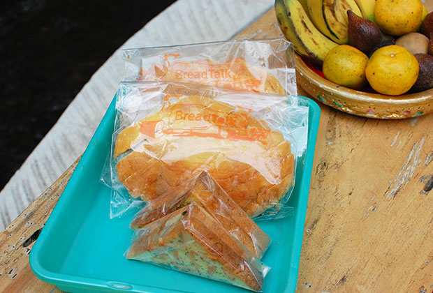 朝食のパンやフルーツのサービス