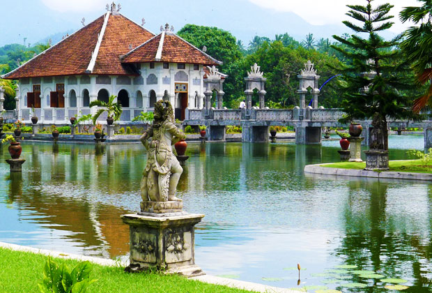 タマン・ウジュン