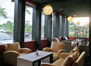 窓側のソファー席