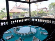 明るいテラス席