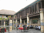 1階・2階あわせて470席