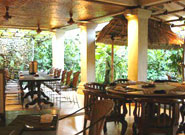 オープンエアーの店内席