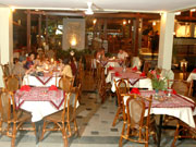 150席のテーブル席