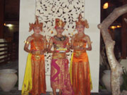 踊り子がお出迎え