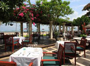 昼間の明るいビーチ席