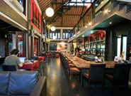 1階はバーとテーブル 50席