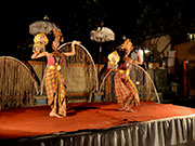 伝統舞踊のステージ