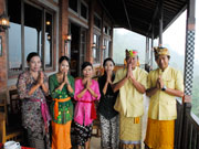 クバヤを着た店員さん