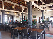 日差しを避けたい方は店内で