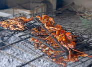 名物のシーフードの炭火焼