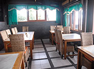 風が強い日などは店内席で