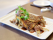 蒸しコロソマのチリブラックソース