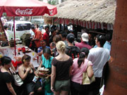 お昼時には行列ができる