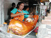 子豚の丸焼きを切り分ける