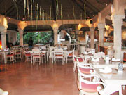 広い店内のテーブル席