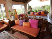 ソファー席でゆったり過ごす