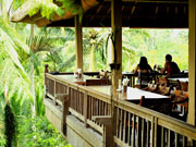 ２階　テーブル席