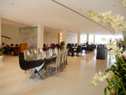 160席の明るい店内席