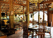 インドネシアらしい装飾の店内