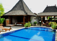 中央にある鑑賞用のプール