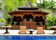 プールサイドでも食事ができる