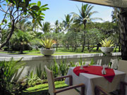 オープンエアーの静かな店内