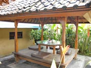 店内は開放的で広々