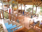 店内は開放的で広々