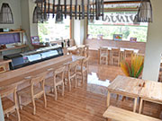 木のぬくもりが伝わる店内