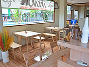 店内からプールの様子が見れます