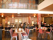 赤と黒を基調としている