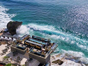 岩の上に建てられたバー