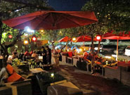 赤が目印のカフェ