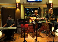 生バンドの演奏も行われる