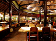 開放的な雰囲気で座敷席もある