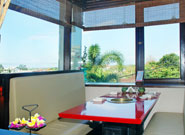 明るい窓際のテーブル席