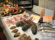 魚屋のように魚介が並ぶ