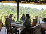 オープンエアーの店内