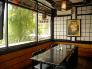 外の笹が涼しげなテーブル席