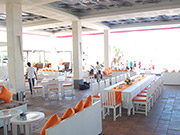 店内のテーブル席