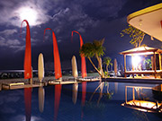 ロマンチックな夜のプール